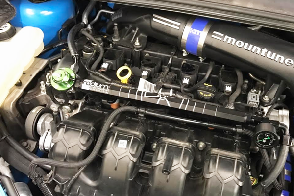 Radium Port Injection FST Install Kit w/Black DMR - Ford Focus EcoBoost LW/LZ 13-18